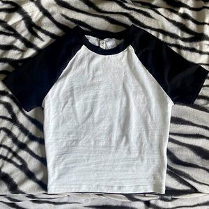 H&M DIVIDED (Size XS) Short-Sleeved Crop Top Baseball Tee